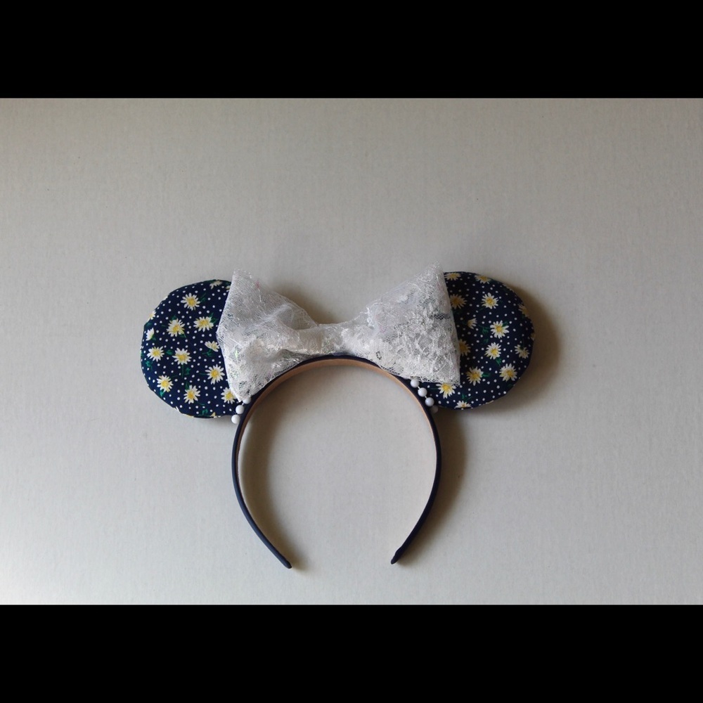 Minnie Mouse eats - Picture 2 of 8